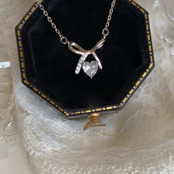 Bow Zircon Necklace - Picture 7 of 16